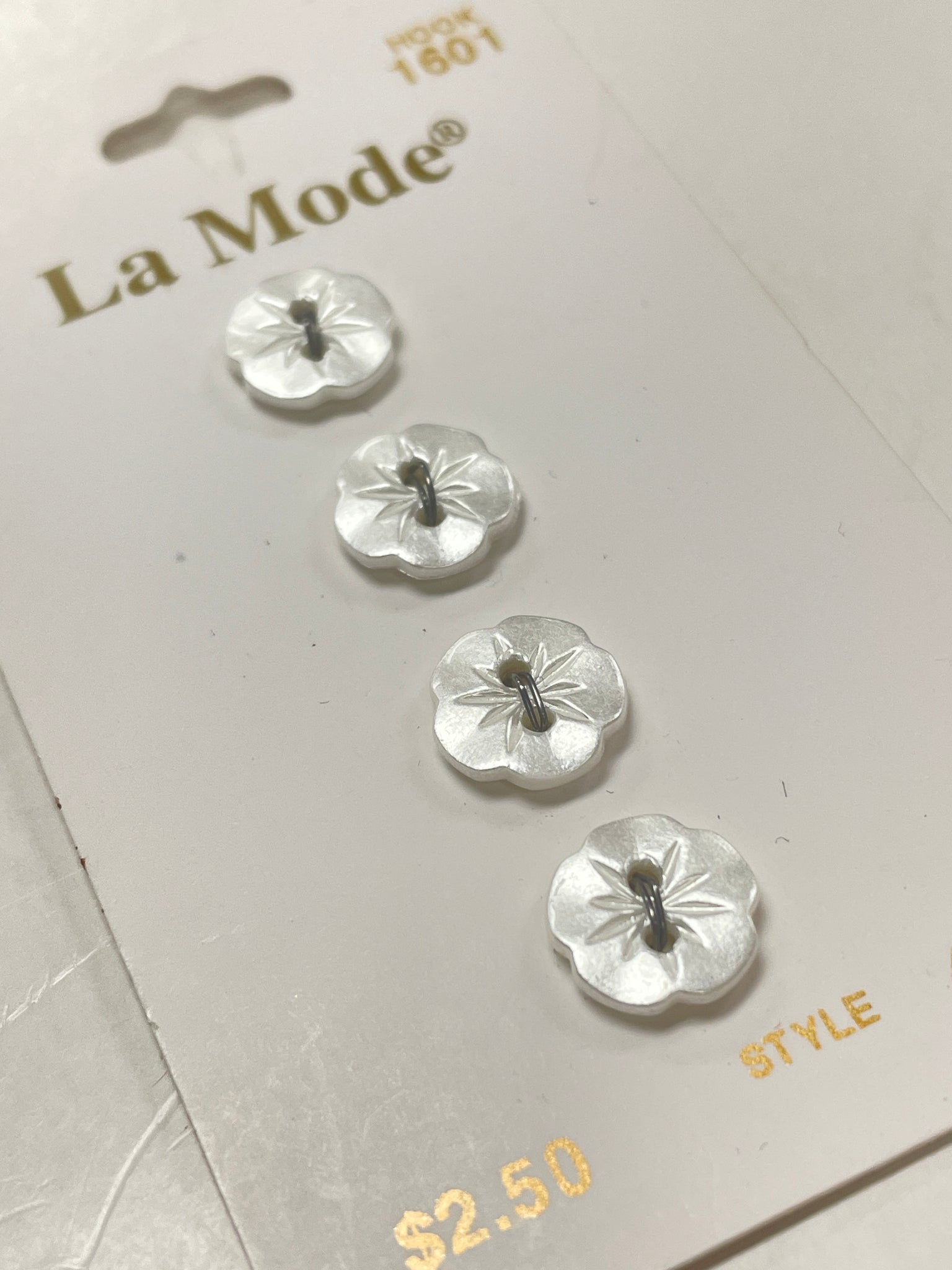 Button Set of 4 Plastic - White Shimmer Flowers