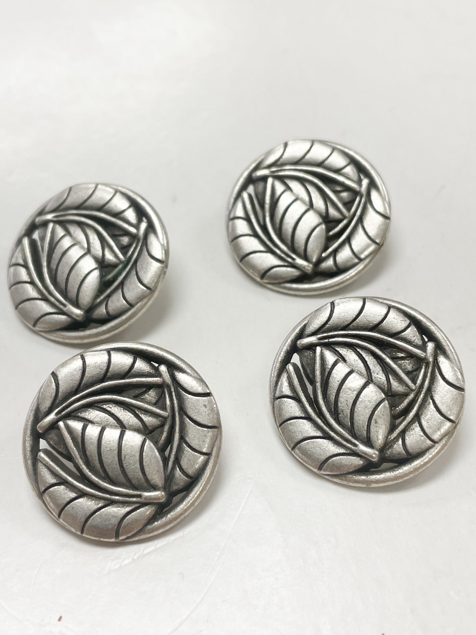 Button Metal Set of 4 Plastic Vintage - Leaves