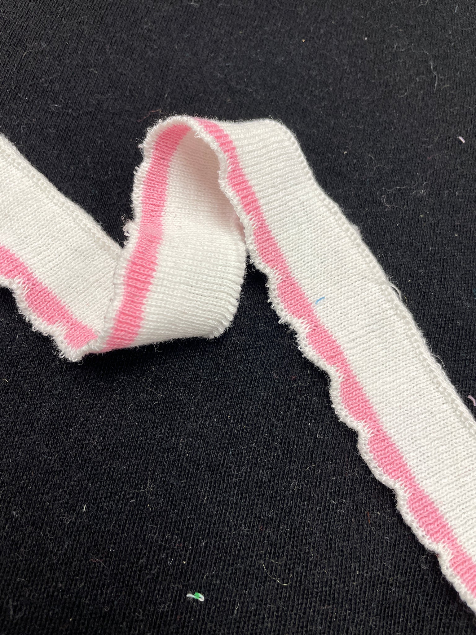 1/2 YD Cotton Ribbed Trim Vintage - White with Pink Scallops