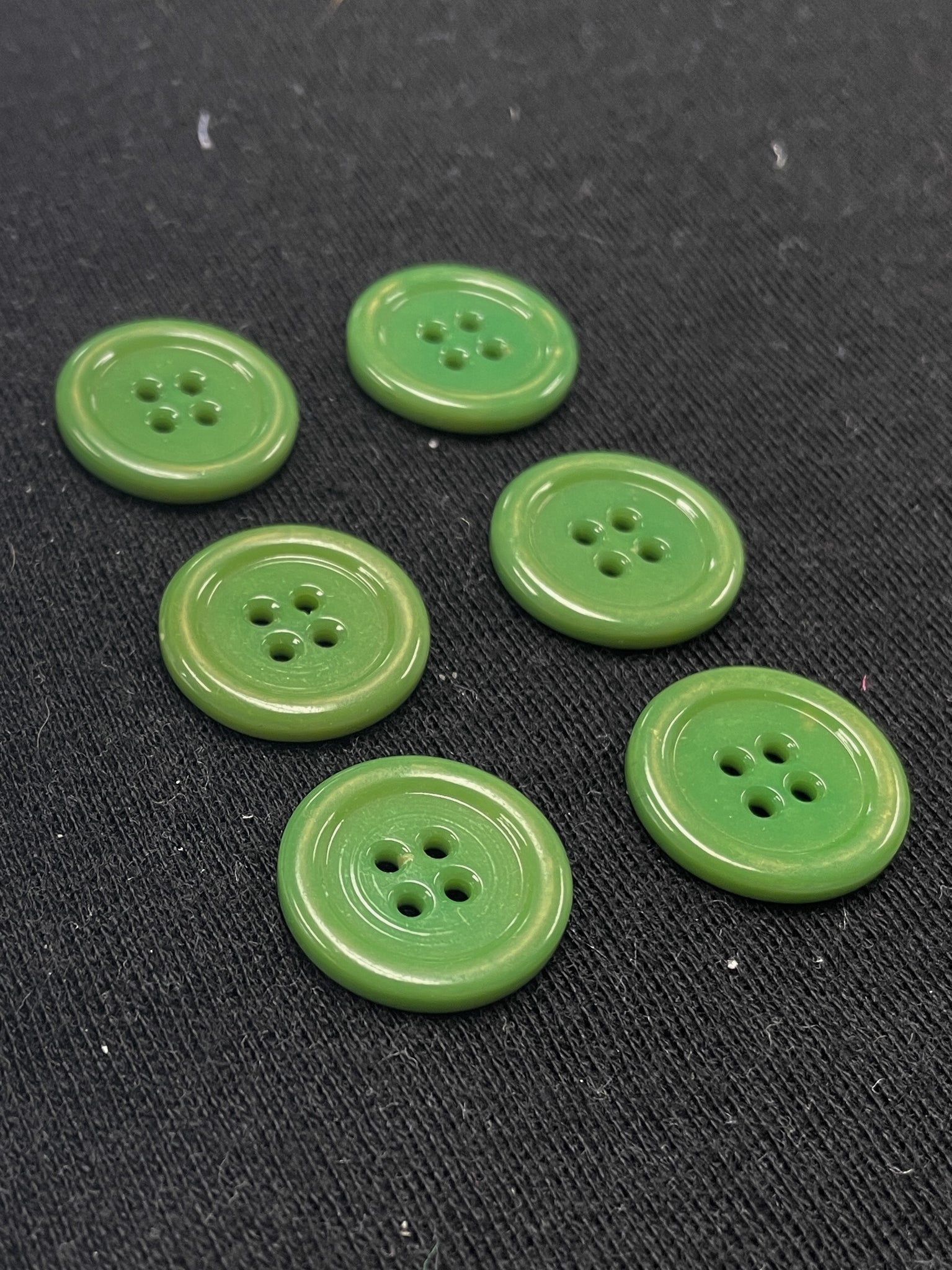Button Plastic Set of 6 - 7/8" Green