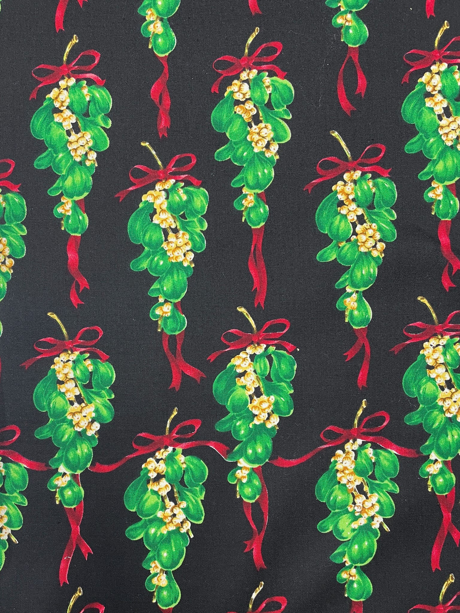 Cotton Vintage - Mistletoe with Red Ribbons on Black