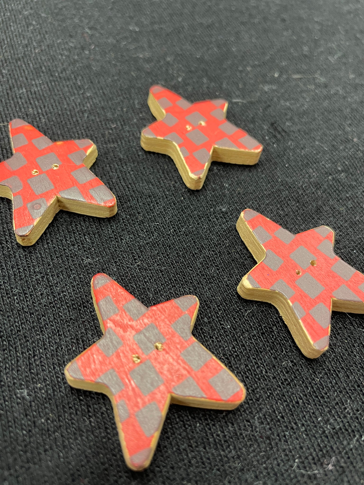 Button Wood Set of 4 - Red and Black Checkered Stars
