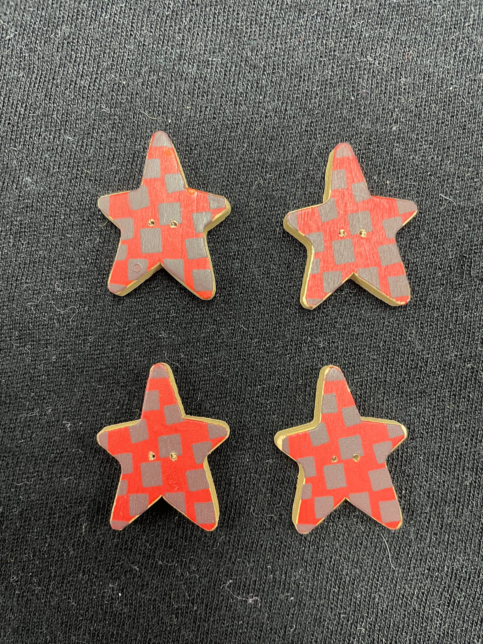 Button Wood Set of 4 - Red and Black Checkered Stars