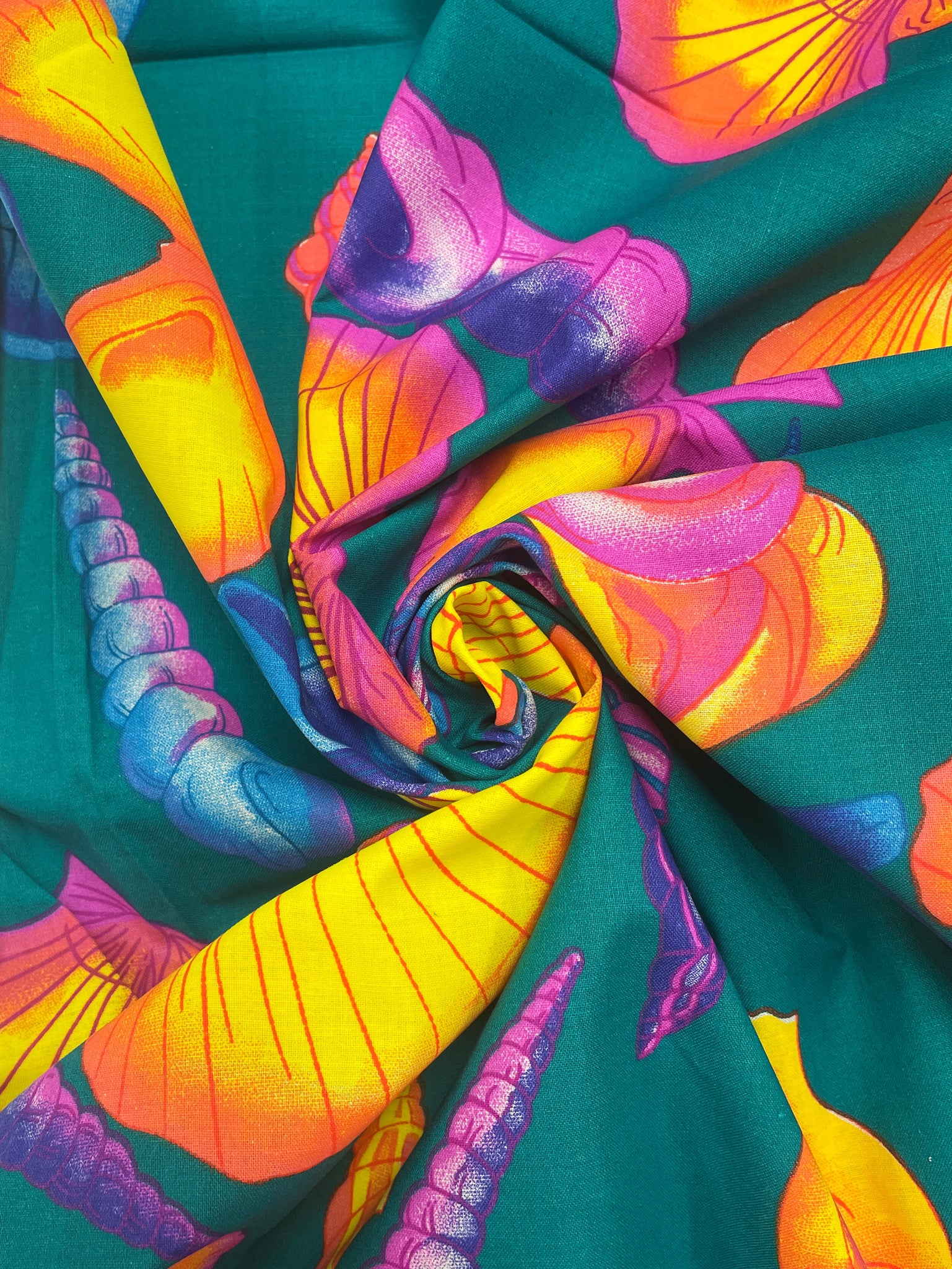 Cotton Vintage - Bright Seashells on Green