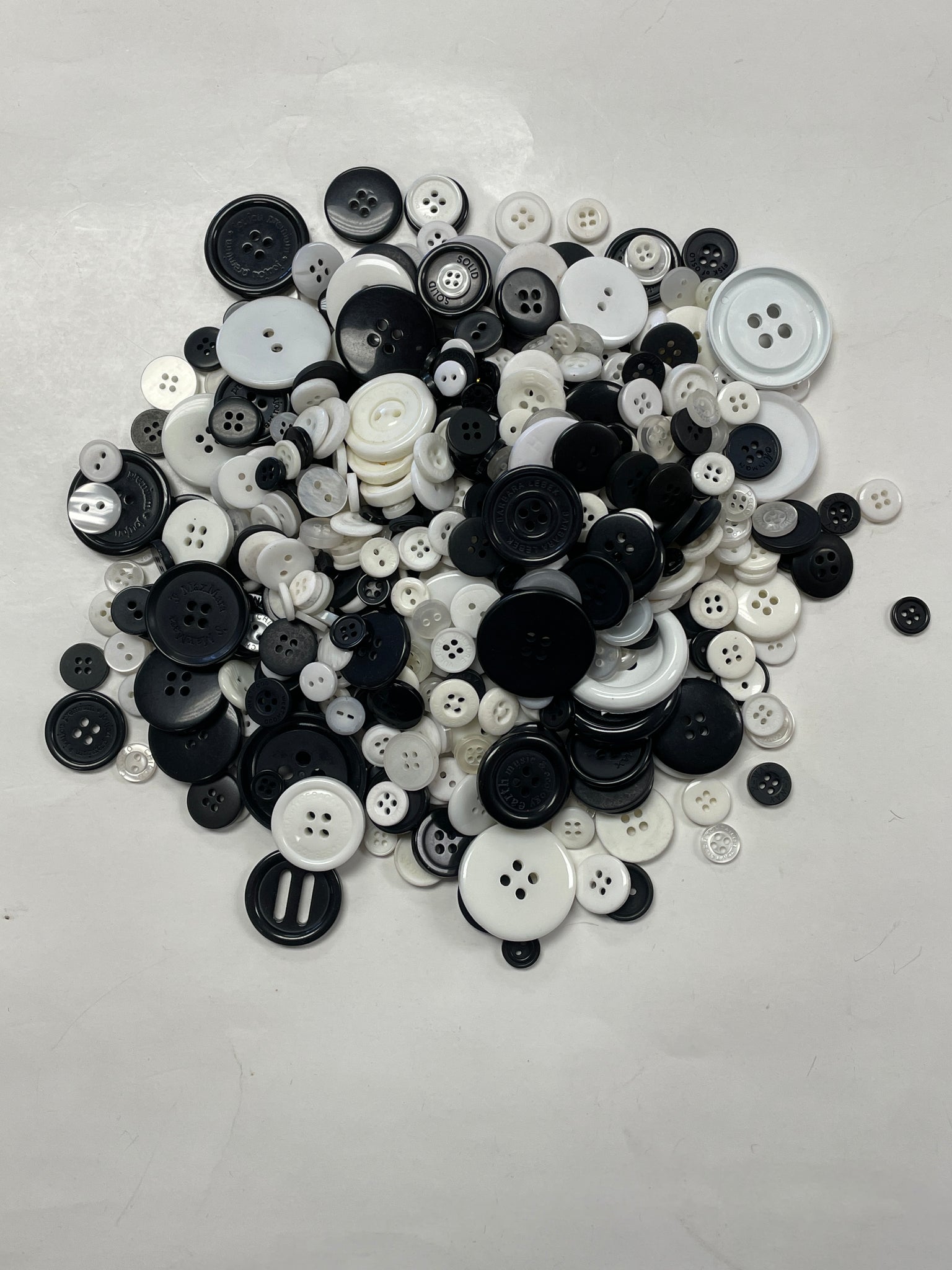 Button Bundle Plastic - Black and White